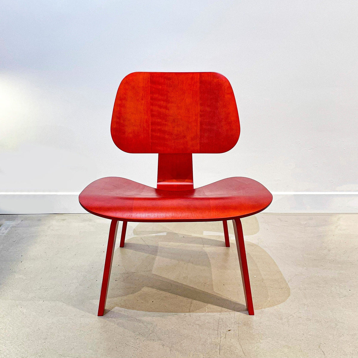 Chaise LCW en frêne teinté rouge de Charles & Ray Eames - Herman Miller - Vintage-The Woods Gallery