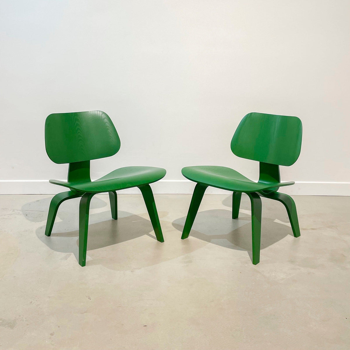 Chaise LCW verte de Charles & Ray Eames - Herman Miller x Hay - 2022-The Woods Gallery