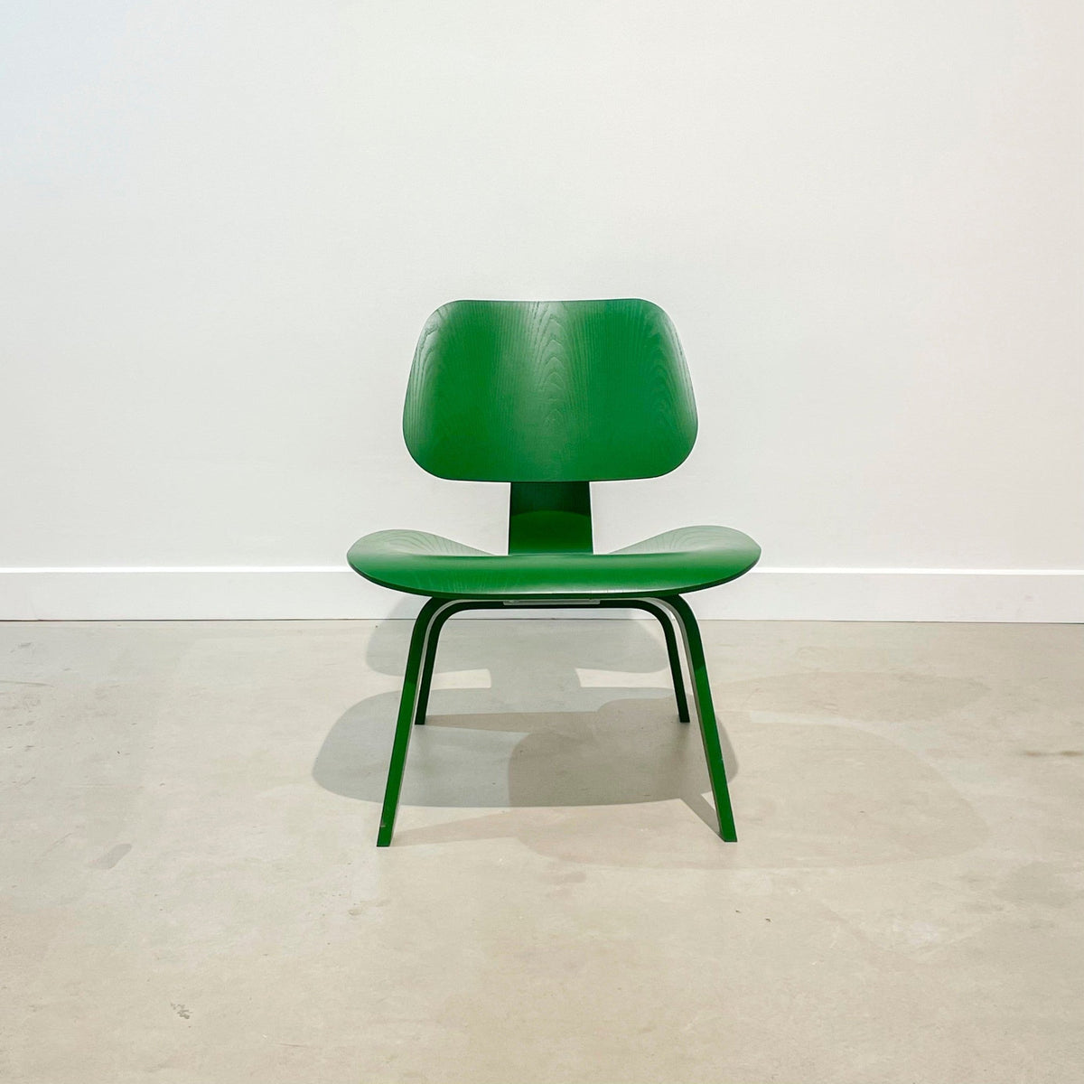 Chaise LCW verte de Charles & Ray Eames - Herman Miller x Hay - 2022-The Woods Gallery