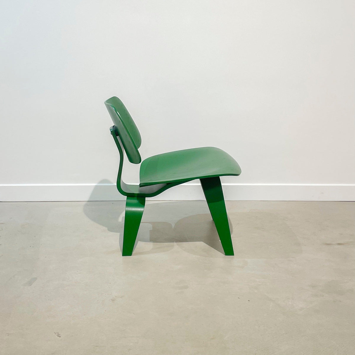 Chaise LCW verte de Charles & Ray Eames - Herman Miller x Hay - 2022-The Woods Gallery