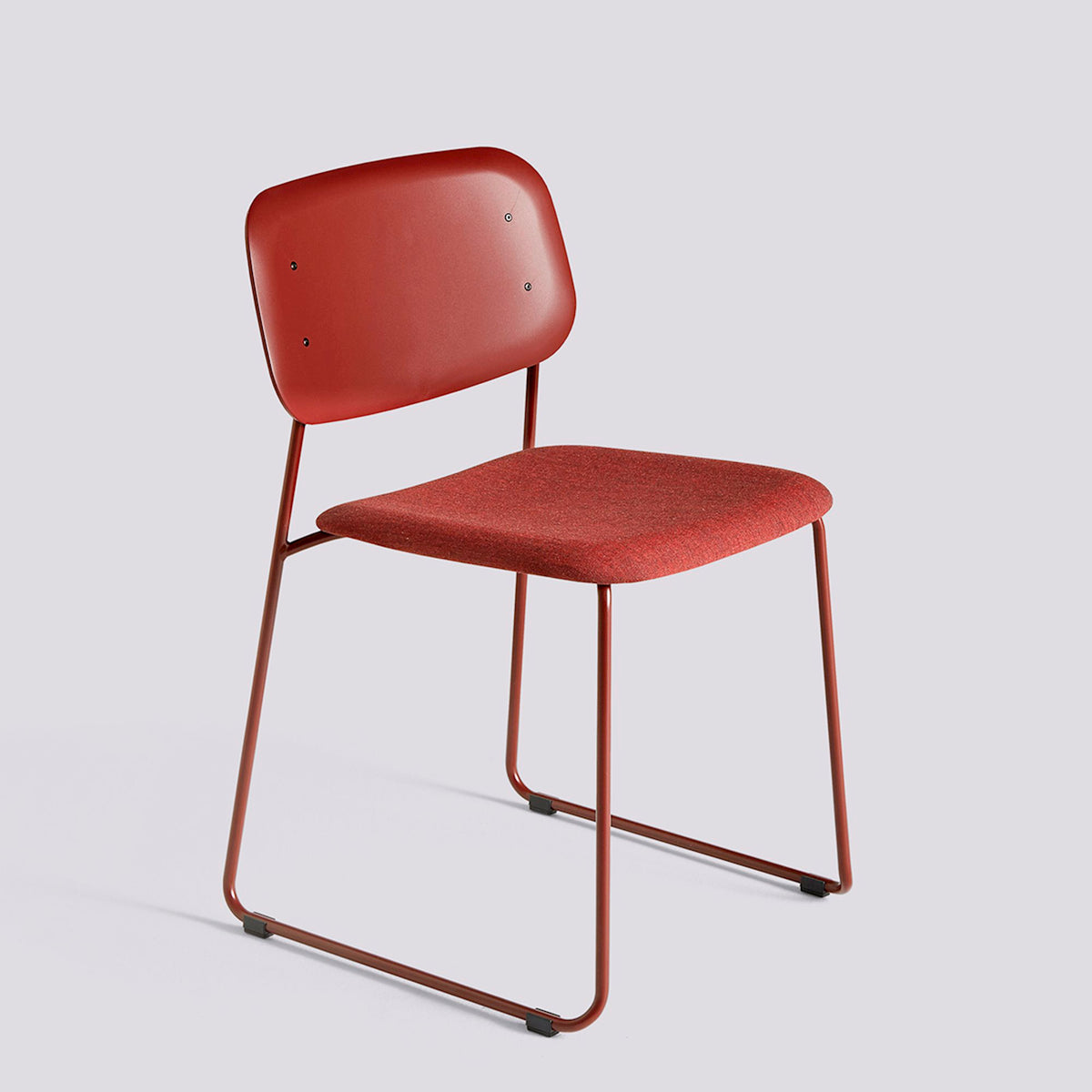 Chaise Soft Edge 55 de Iskos-Berlin - Hay-Polypropylène Fall red, assise garnie Remix 662 — Acier thermolaqué Fall red, piètement luge-The Woods Gallery