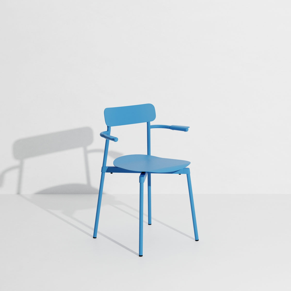 Chaise avec accoudoirs Fromme de Tom Chung - Petite Friture-Bleu Ciel-The Woods Gallery