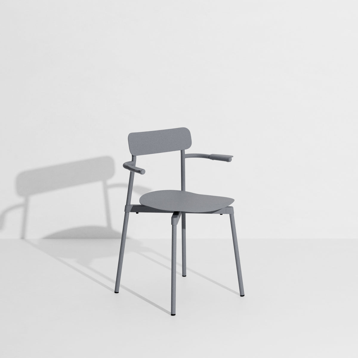Chaise avec accoudoirs Fromme de Tom Chung - Petite Friture-Gris pierre-The Woods Gallery