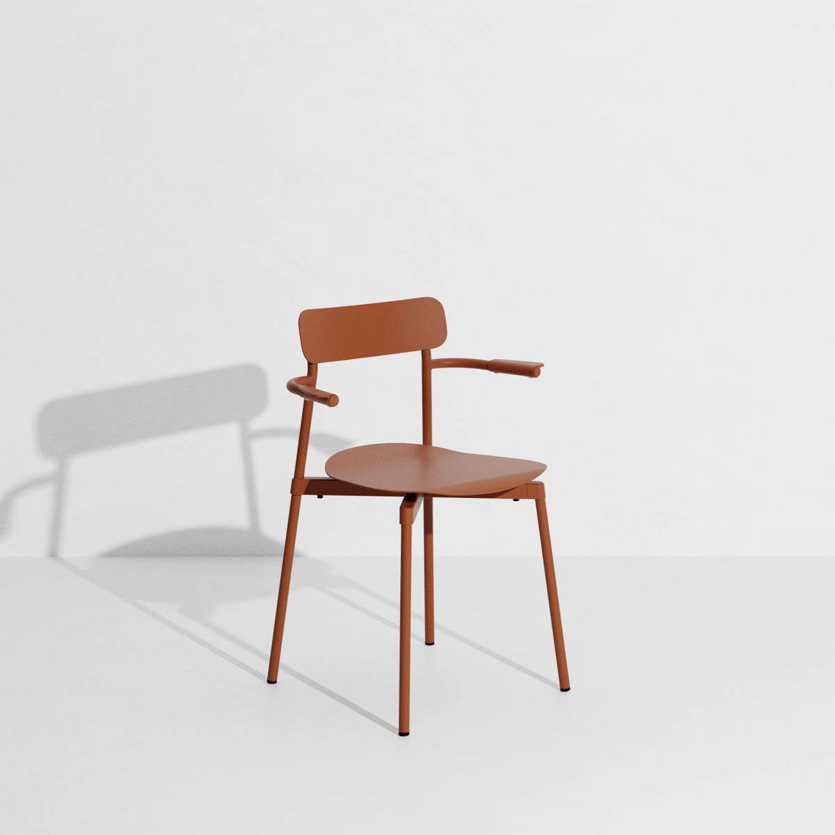 Chaise avec accoudoirs Fromme de Tom Chung - Petite Friture-Terracotta-The Woods Gallery