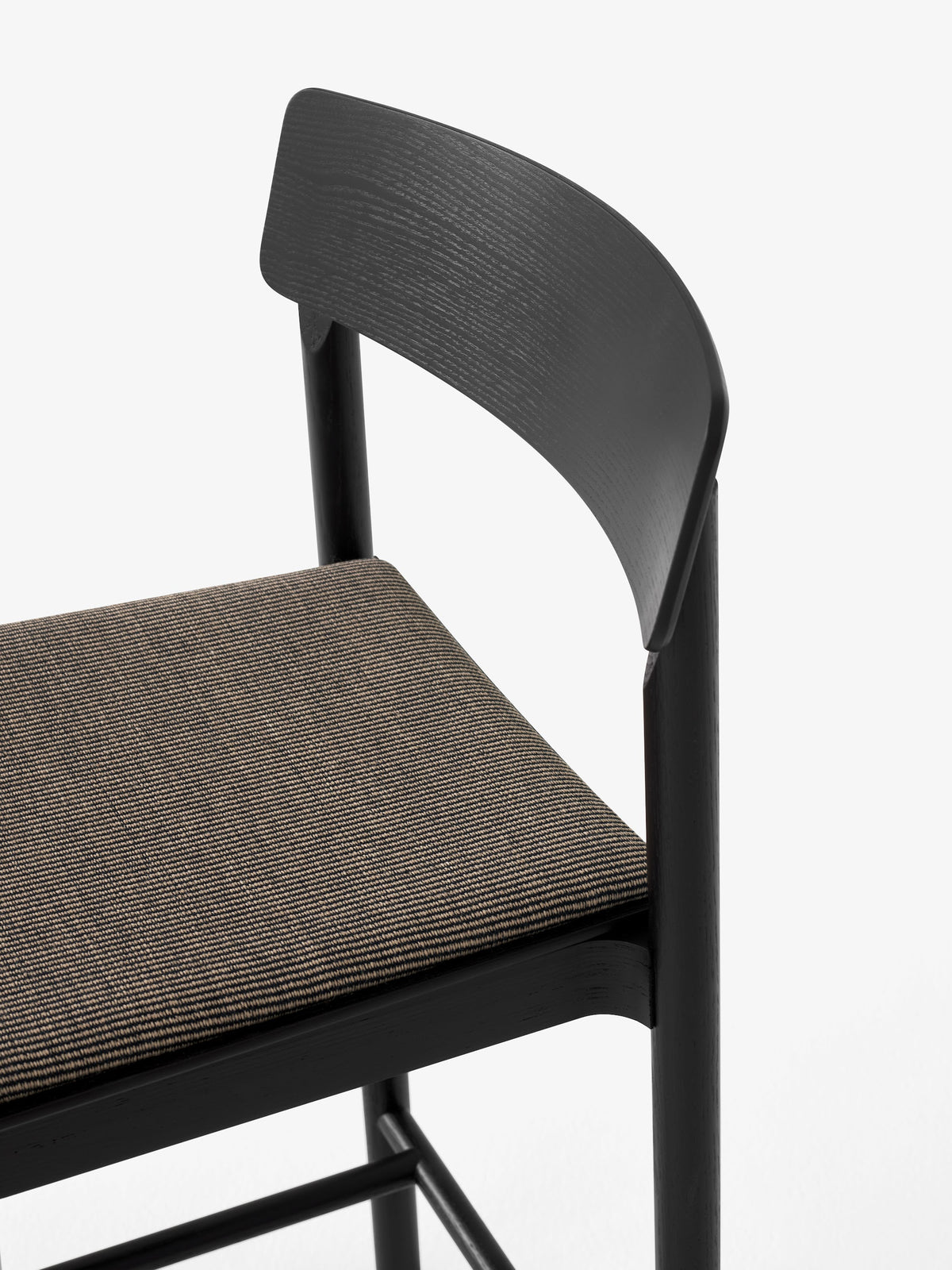 Chaise de comptoir Betty TK12 de Thau & Kallio - &Tradition-Chêne massif laqué-Sangles de lin naturel-Sans revêtement-The Woods Gallery