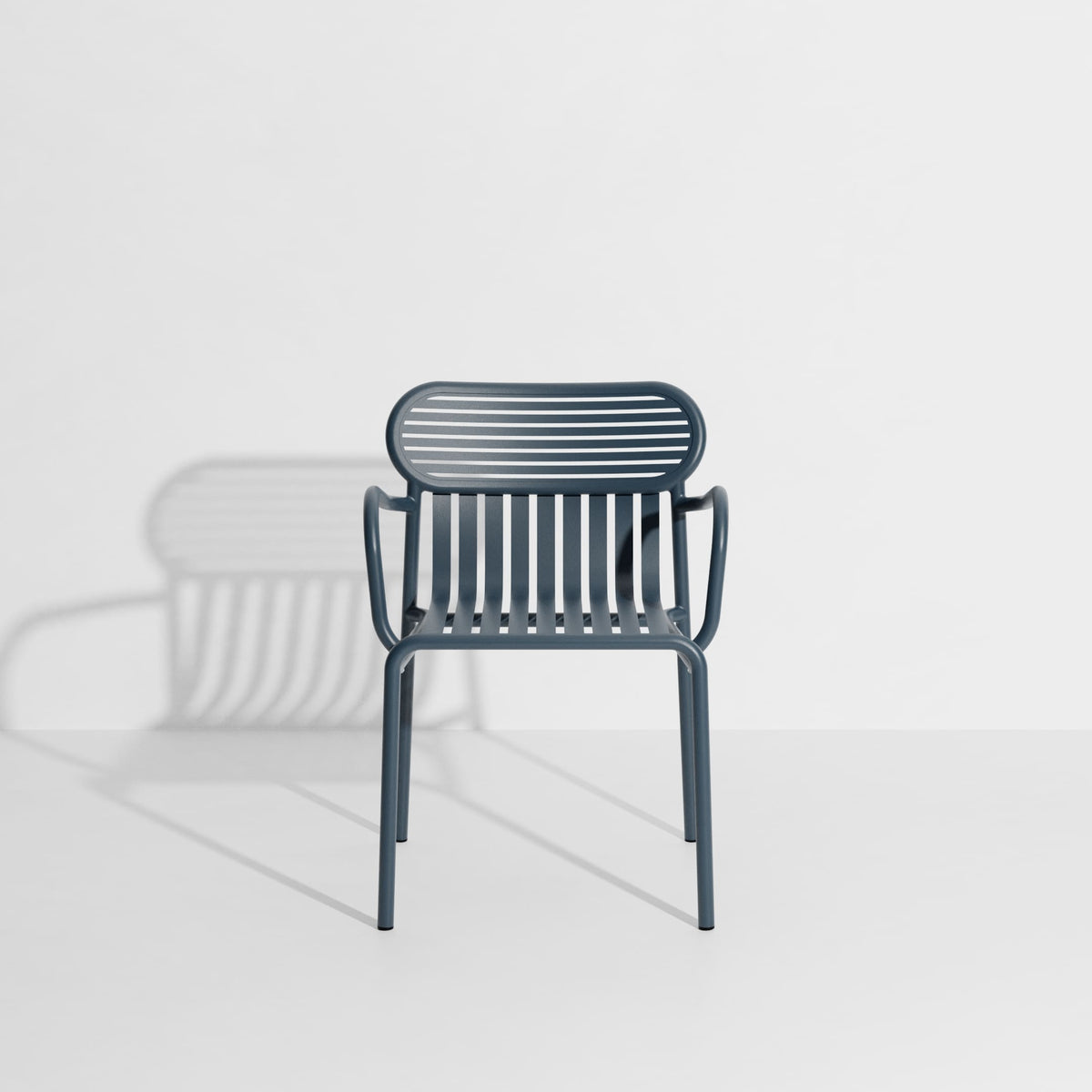 Chaise de jardin avec accoudoirs Week-End de Studio Brichet-Ziegler - Petite Friture-Gris Bleu-The Woods Gallery