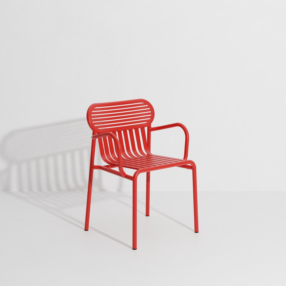 Chaise de jardin avec accoudoirs Week-End de Studio Brichet-Ziegler - Petite Friture-Rouge-The Woods Gallery