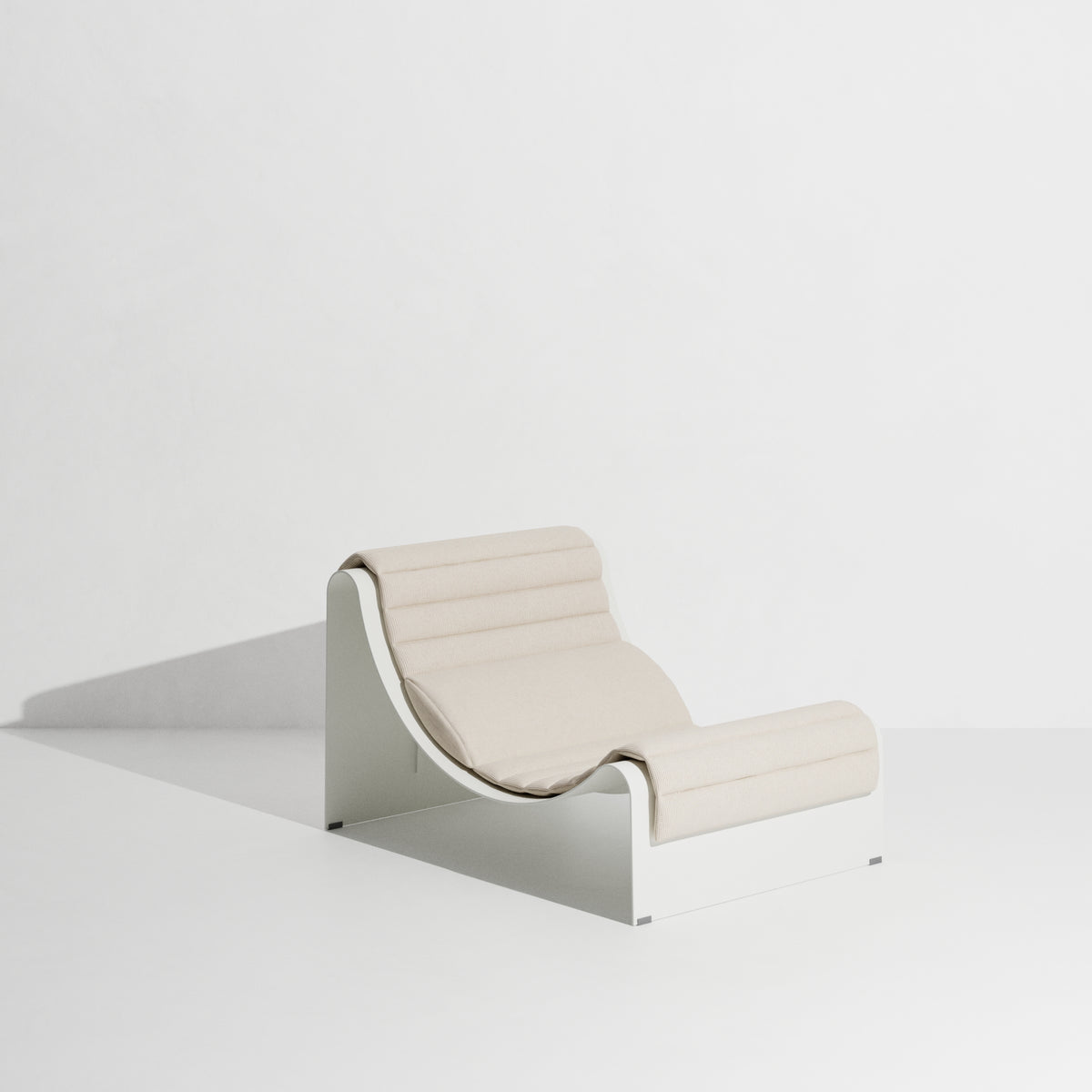 Chaise longue Eclipse de Garnier & Pingree - Petite Friture-Structure seule, Blanc (présentée avec un coussin Patio, non inclus)-The Woods Gallery