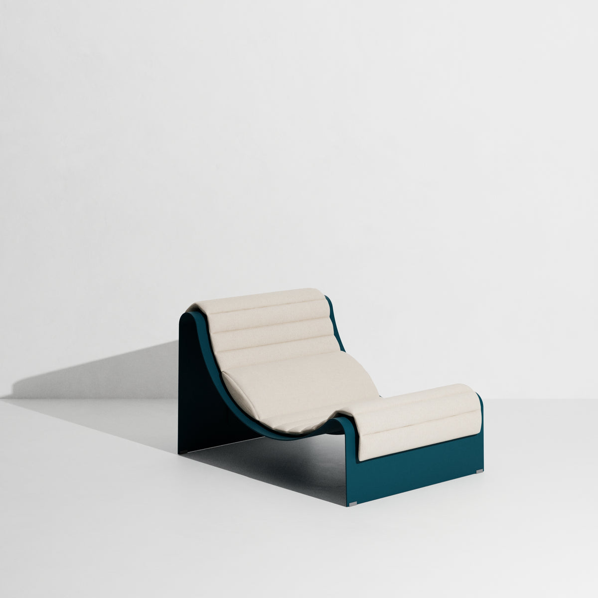 Chaise longue Eclipse de Garnier & Pingree - Petite Friture-Structure seule, Bleu Océan (présentée avec un coussin Patio, non inclus)-The Woods Gallery