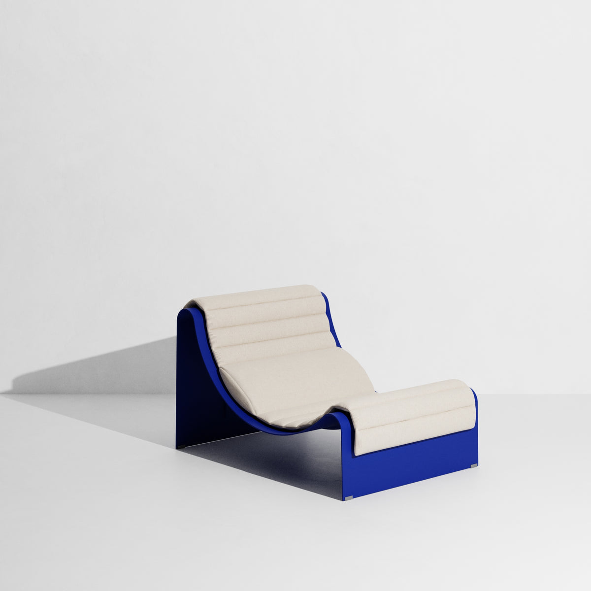 Chaise longue Eclipse de Garnier & Pingree - Petite Friture-Structure seule, Bleu (présentée avec un coussin Patio, non inclus)-The Woods Gallery
