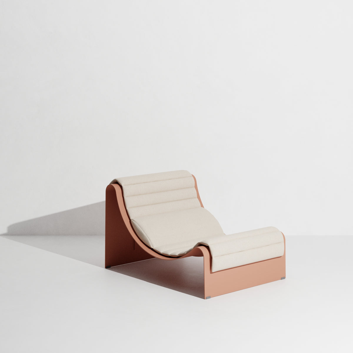 Chaise longue Eclipse de Garnier & Pingree - Petite Friture-Structure seule, Blush (présentée avec un coussin Patio, non inclus)-The Woods Gallery