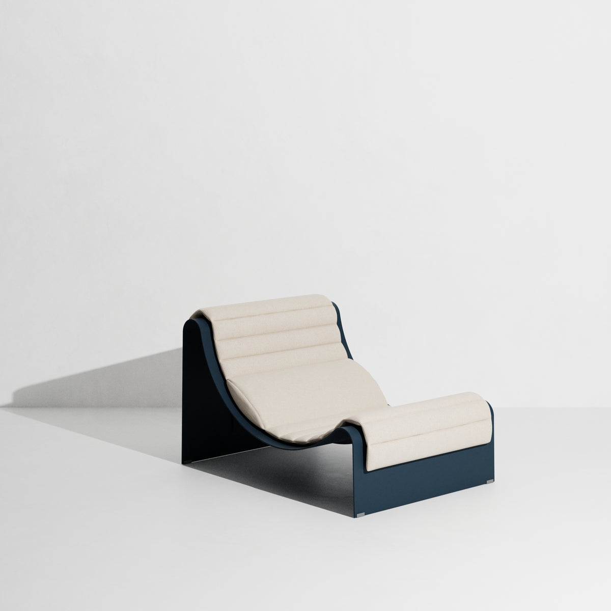 Chaise longue Eclipse de Garnier & Pingree - Petite Friture-Structure seule, Gris Bleu (présentée avec un coussin Patio, non inclus)-The Woods Gallery