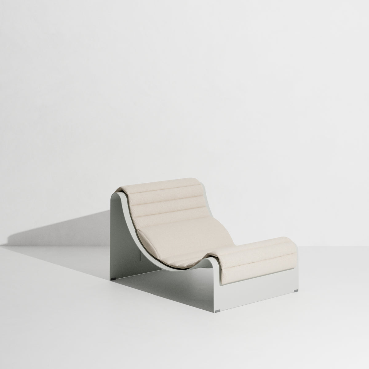 Chaise longue Eclipse de Garnier & Pingree - Petite Friture-Structure seule, Gris perle (présentée avec un coussin Patio, non inclus)-The Woods Gallery