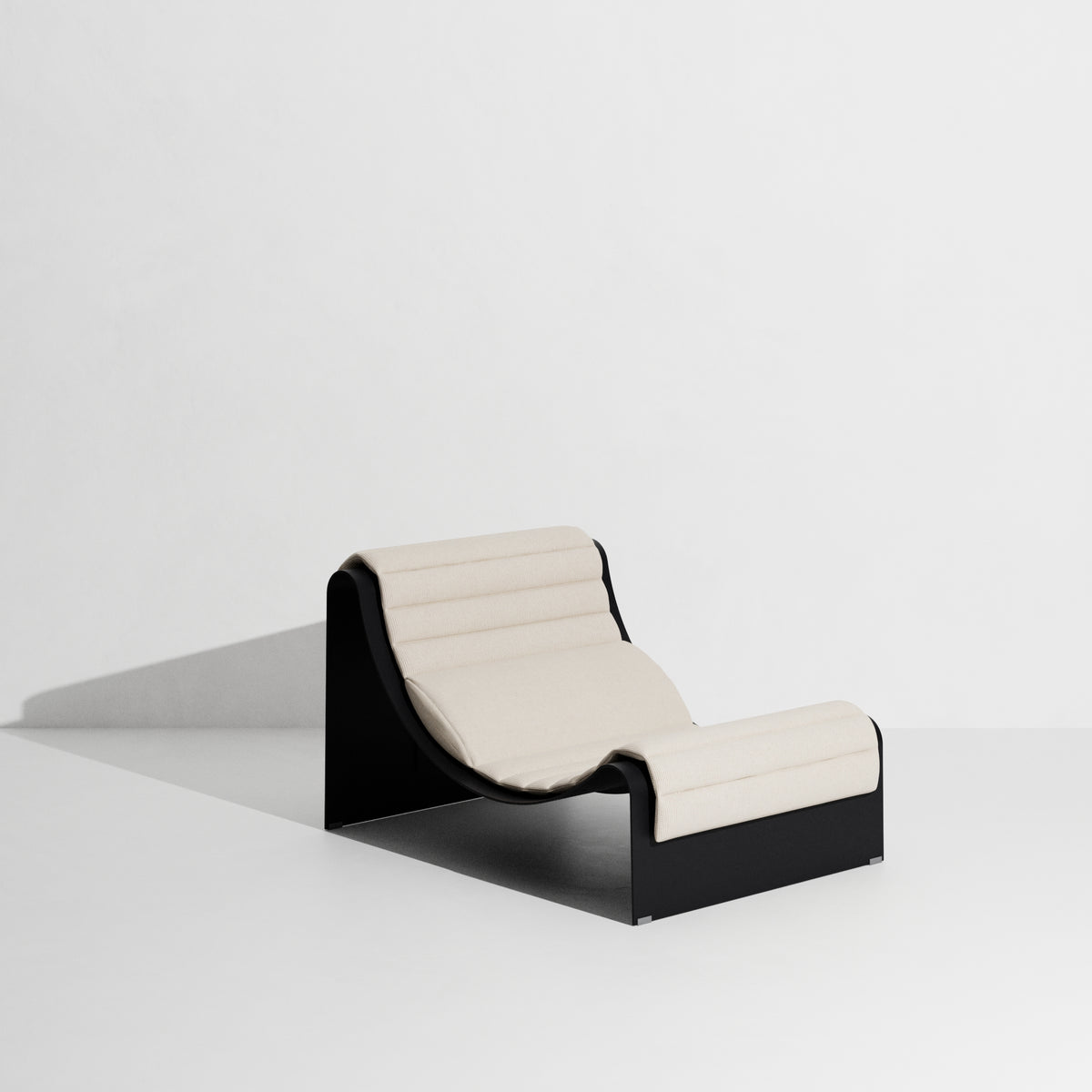 Chaise longue Eclipse de Garnier & Pingree - Petite Friture-Structure seule, Noir (présentée avec un coussin Patio, non inclus)-The Woods Gallery