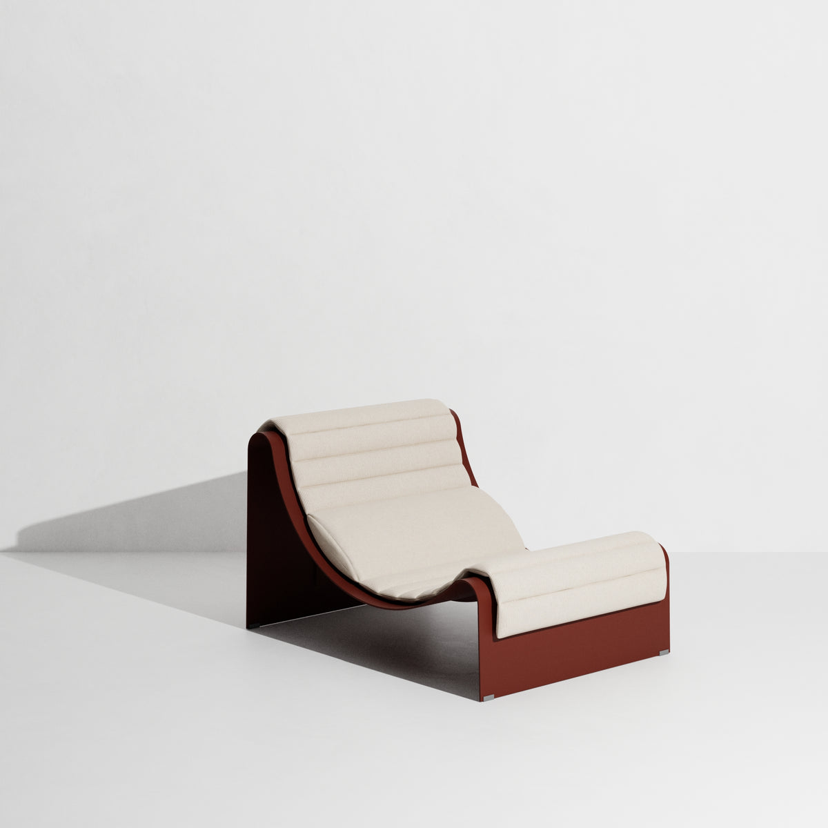 Chaise longue Eclipse de Garnier & Pingree - Petite Friture-Structure seule, Rouge-Brun (présentée avec un coussin Patio, non inclus)-The Woods Gallery