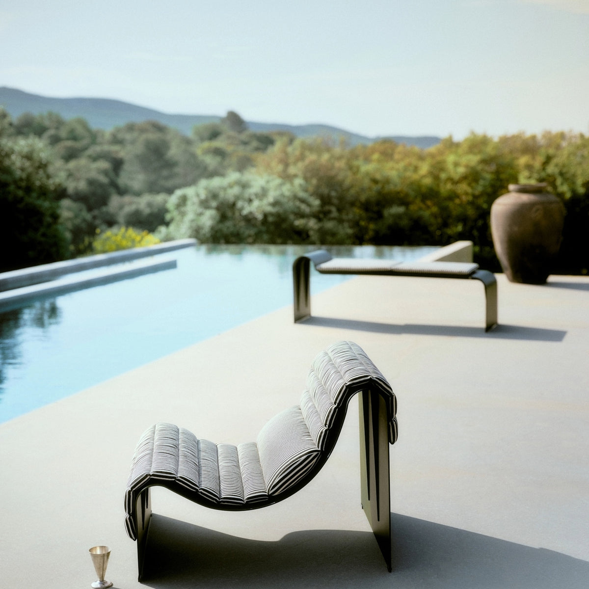 Chaise longue Eclipse de Garnier & Pingree - Petite Friture-au bord de la piscine-The Woods Gallery