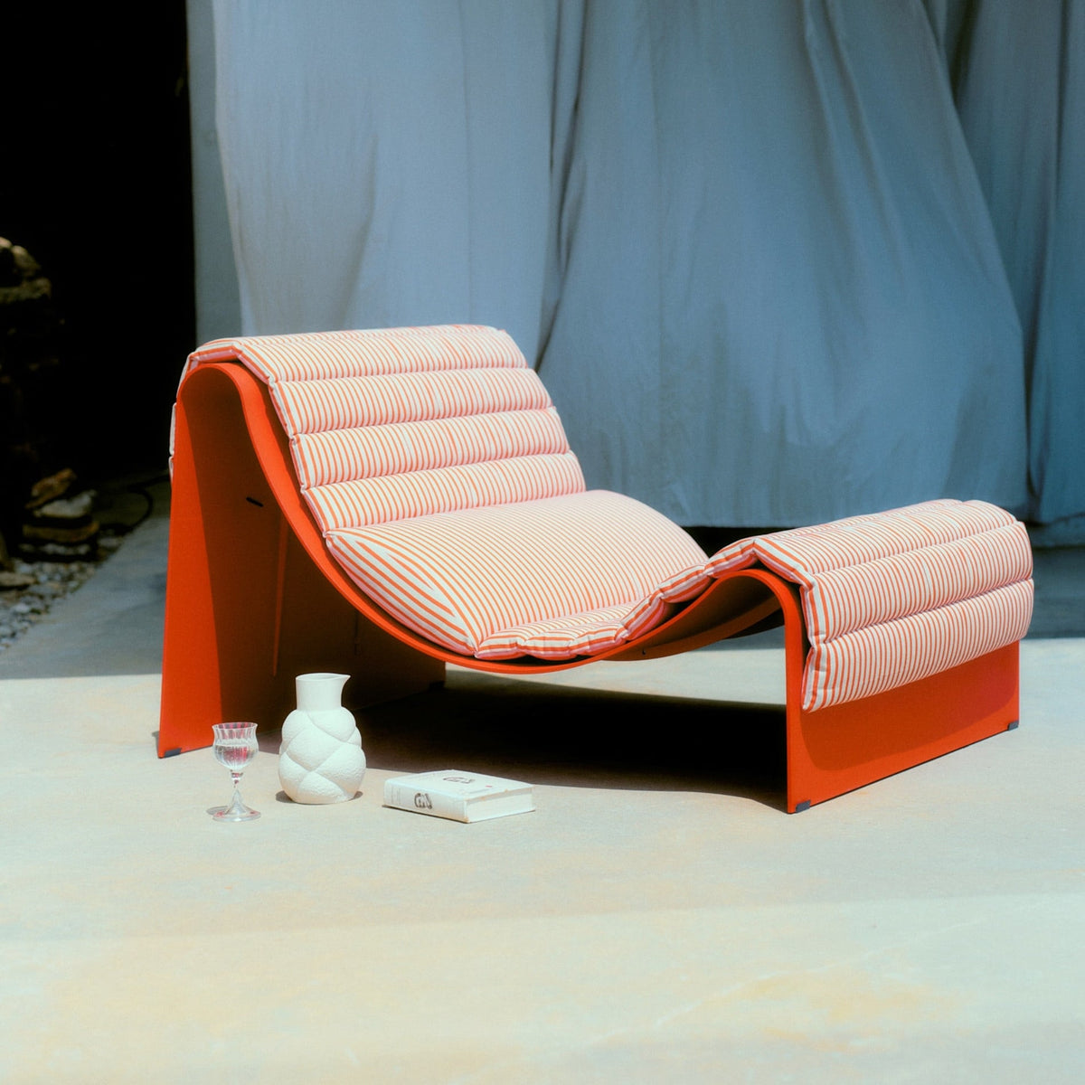 Chaise longue Eclipse de Garnier & Pingree - Petite Friture-en situation, coussin Strange Loves-The Woods Gallery