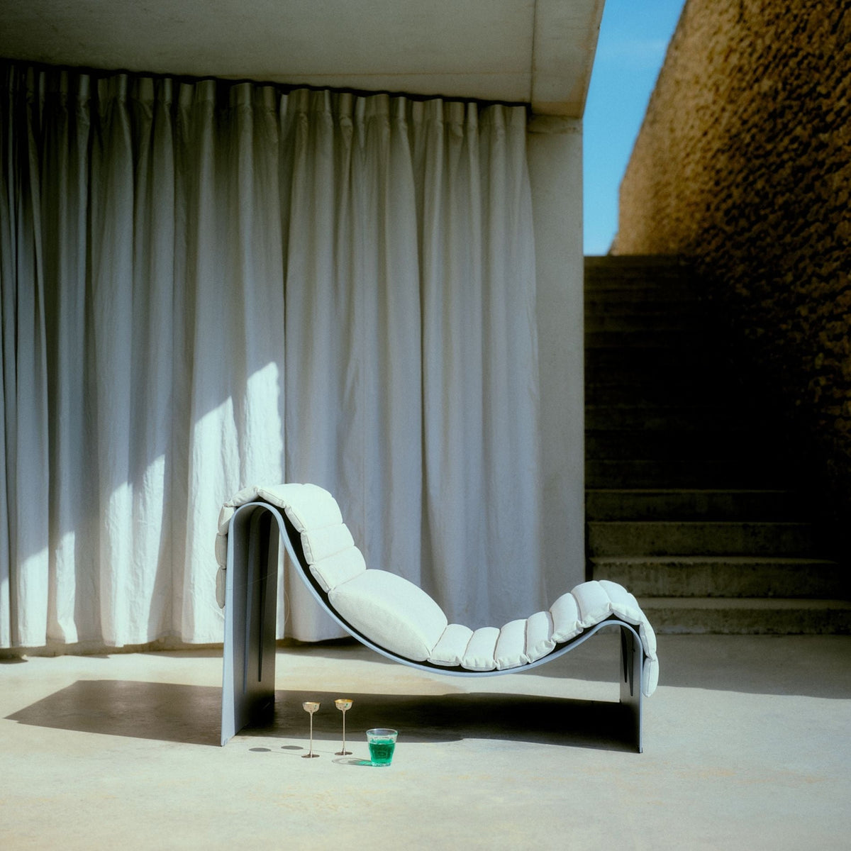 Chaise longue Eclipse de Garnier & Pingree - Petite Friture-en terrasse-The Woods Gallery