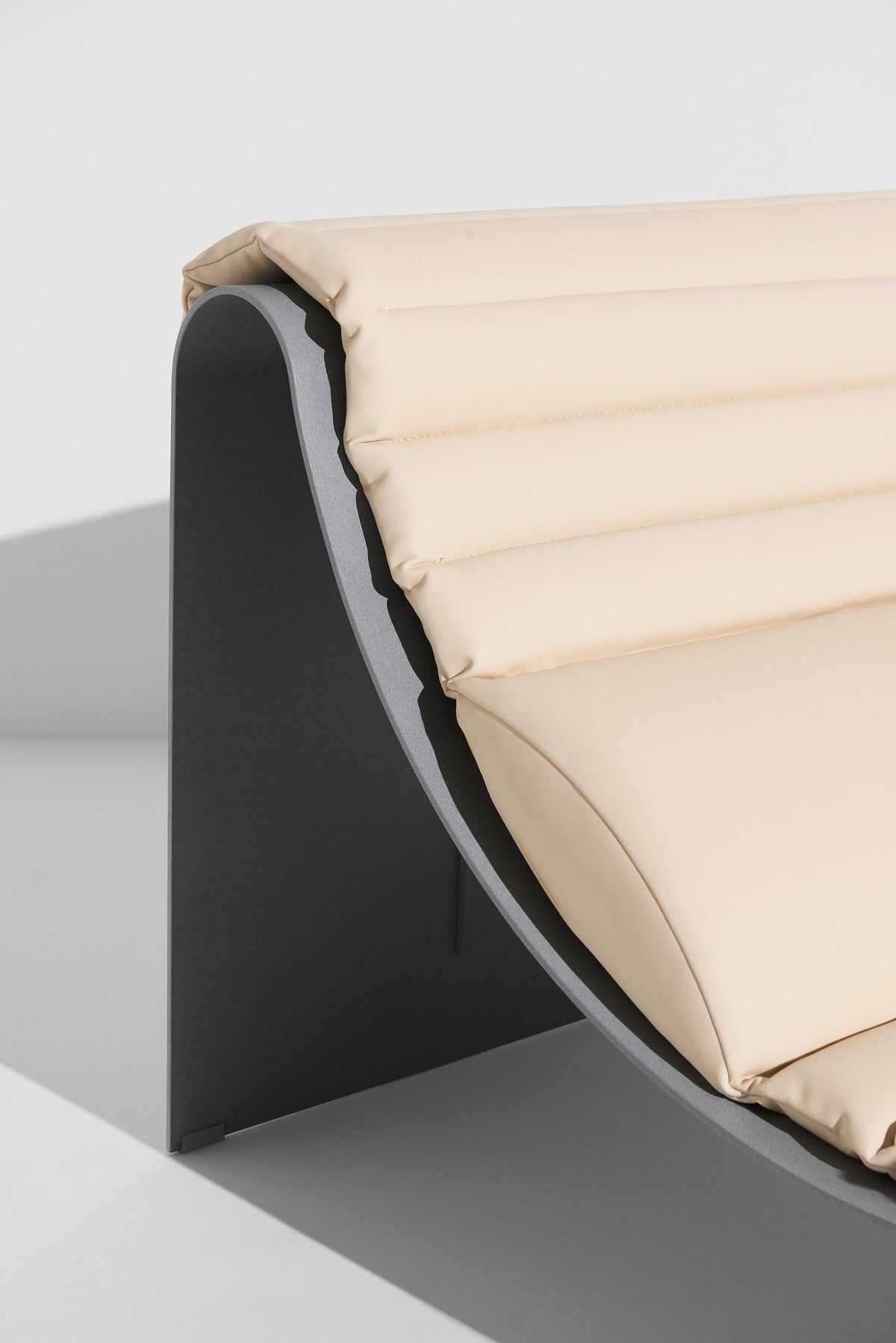 Chaise longue Eclipse de Garnier & Pingree - Petite Friture-structure Gris pierre, coussin Haku, détail-The Woods Gallery