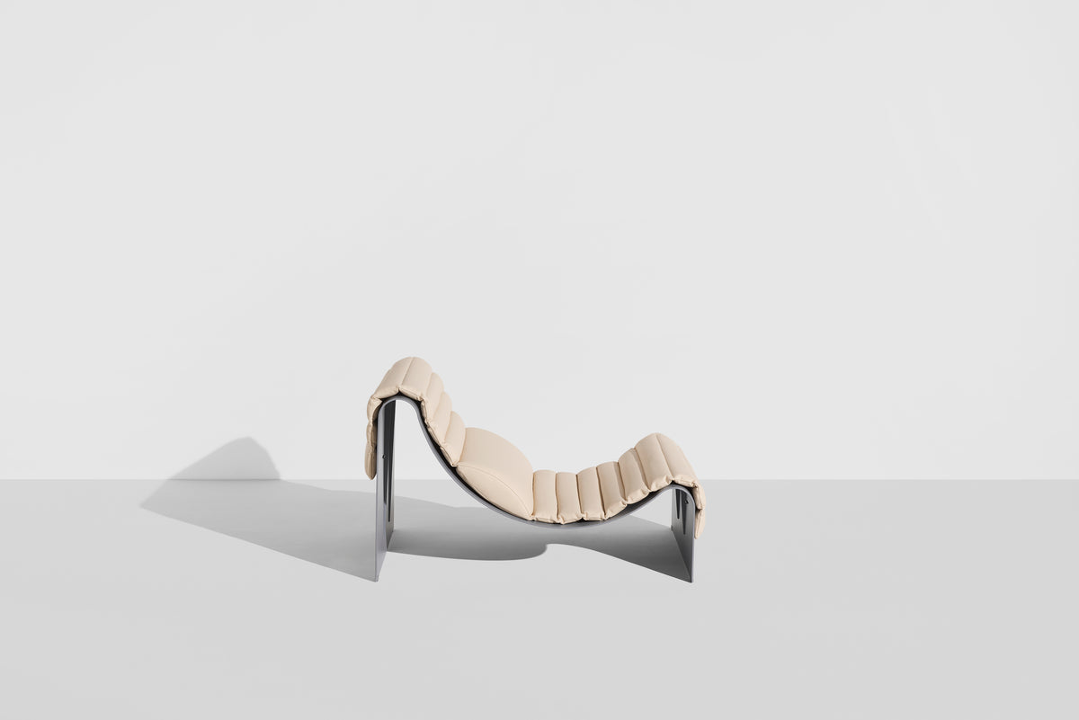 Chaise longue Eclipse de Garnier & Pingree - Petite Friture-structure Gris pierre, coussin Haku, vue de profil-The Woods Gallery