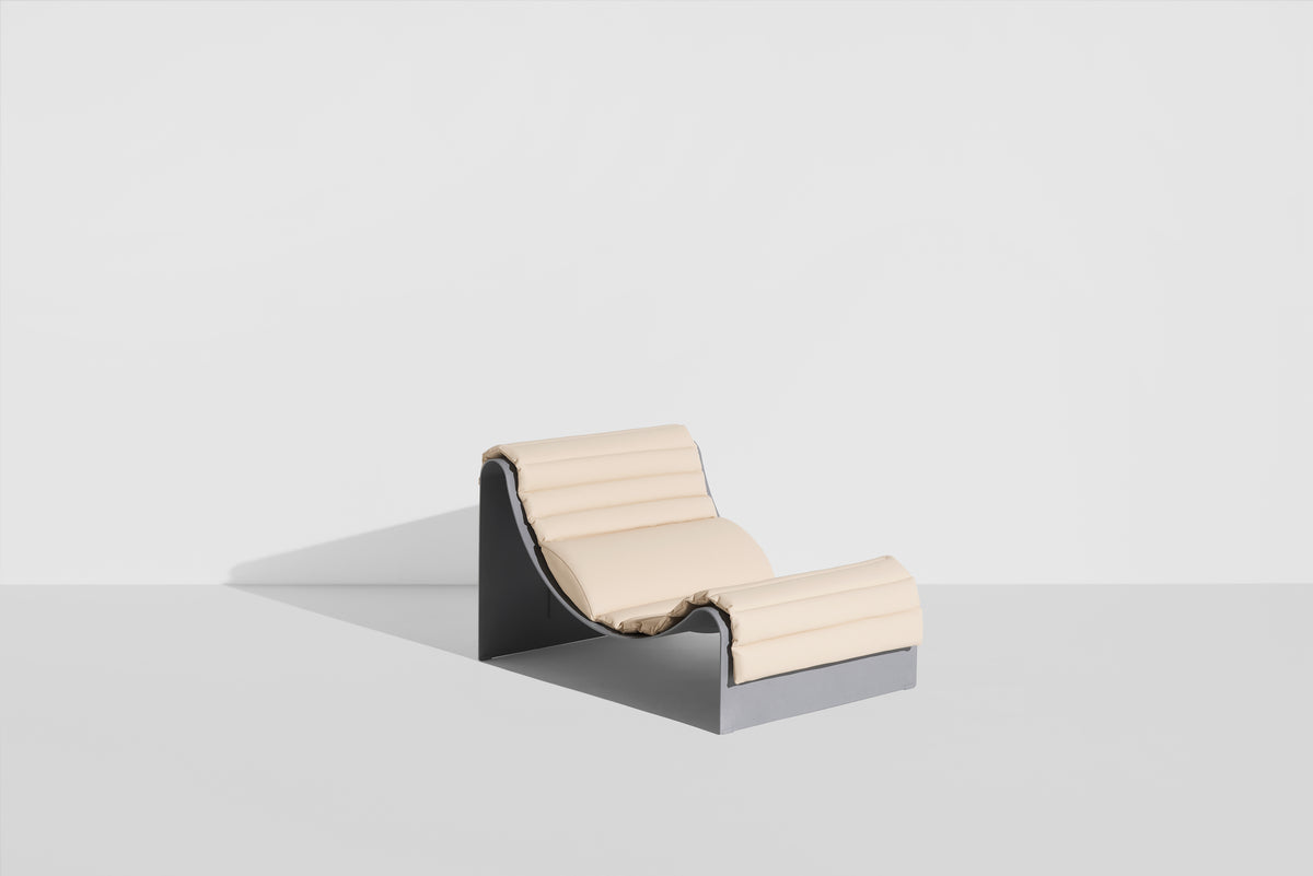 Chaise longue Eclipse de Garnier & Pingree - Petite Friture-structure Gris pierre, coussin Haku, vue trois quarts-The Woods Gallery