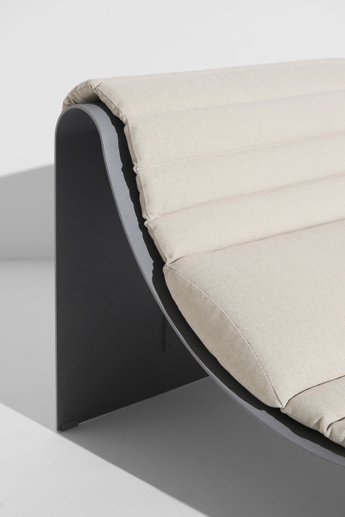 Chaise longue Eclipse de Garnier & Pingree - Petite Friture-structure Gris pierre, coussin Patio, détail-The Woods Gallery