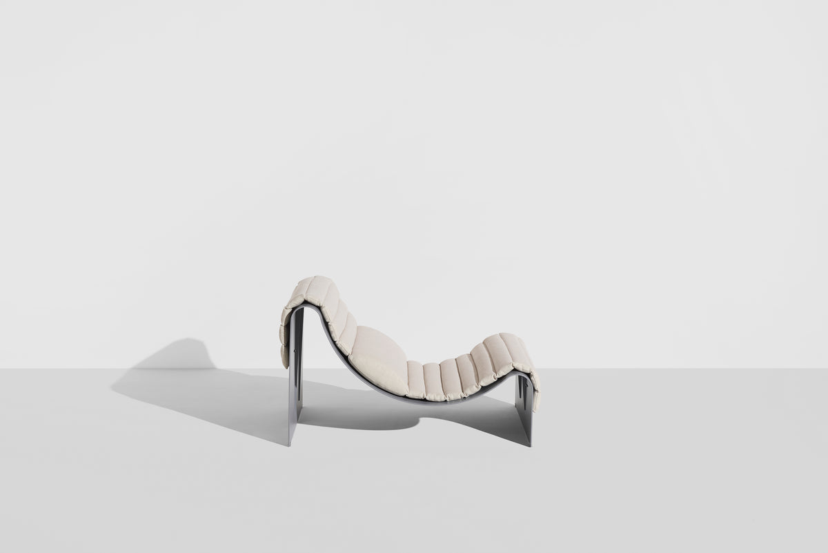 Chaise longue Eclipse de Garnier & Pingree - Petite Friture-structure Gris pierre, coussin Patio, vue de profil-The Woods Gallery