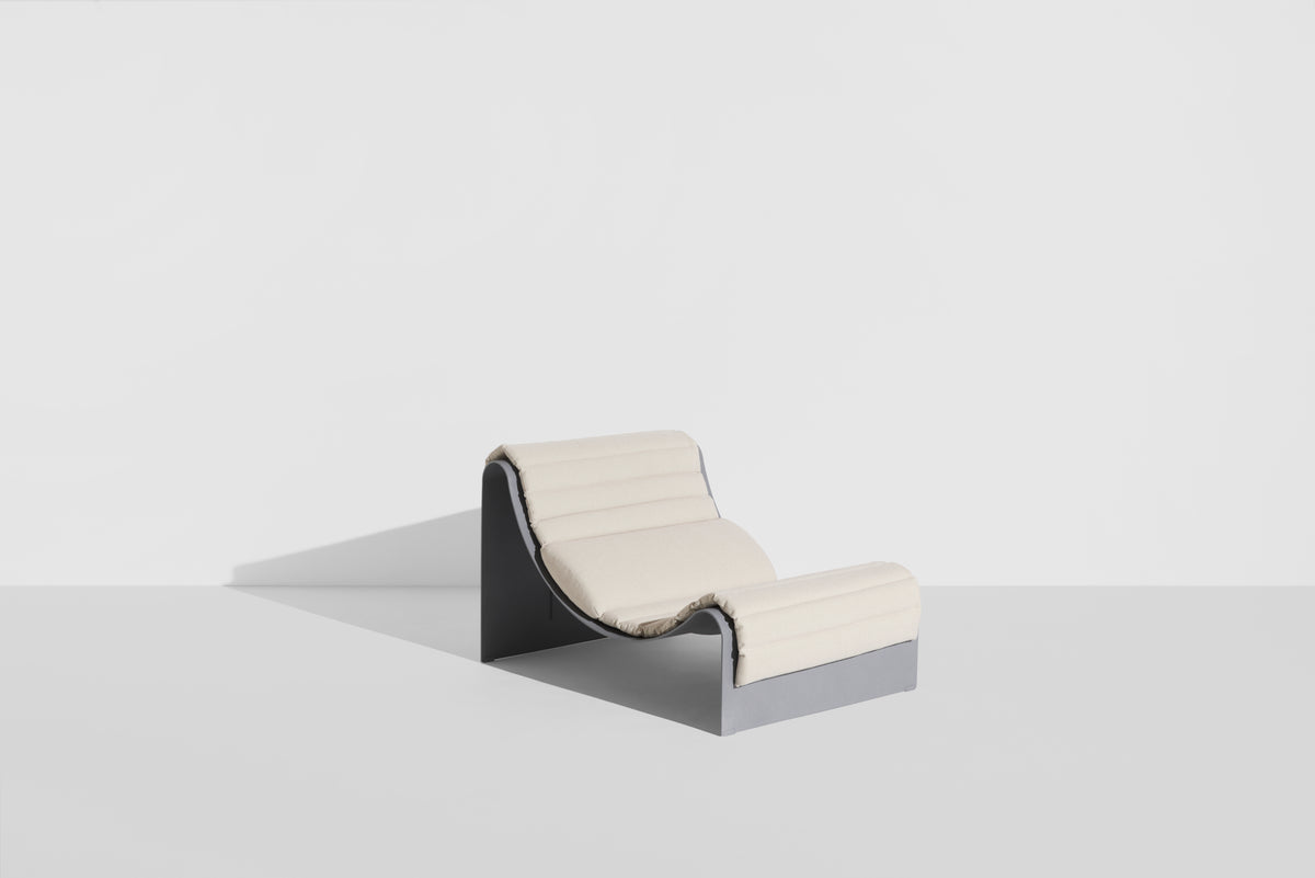 Chaise longue Eclipse de Garnier & Pingree - Petite Friture-structure Gris pierre, coussin Patio, vue trois quarts-The Woods Gallery