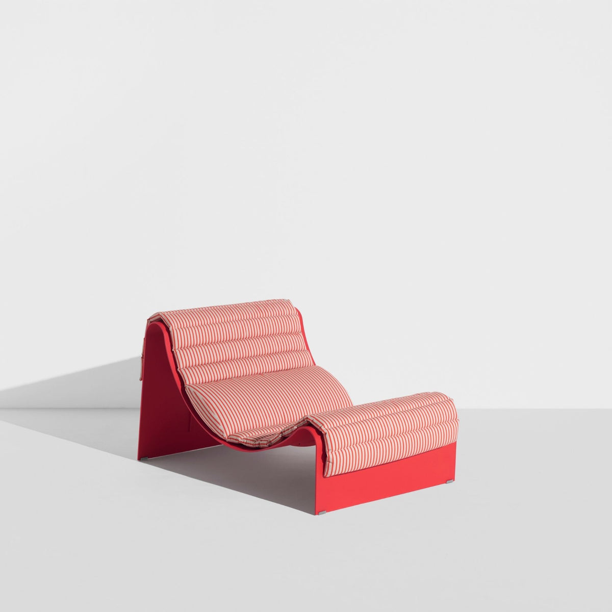 Chaise longue Eclipse de Garnier & Pingree - Petite Friture-structure Rouge, coussin Strange Loves-The Woods Gallery