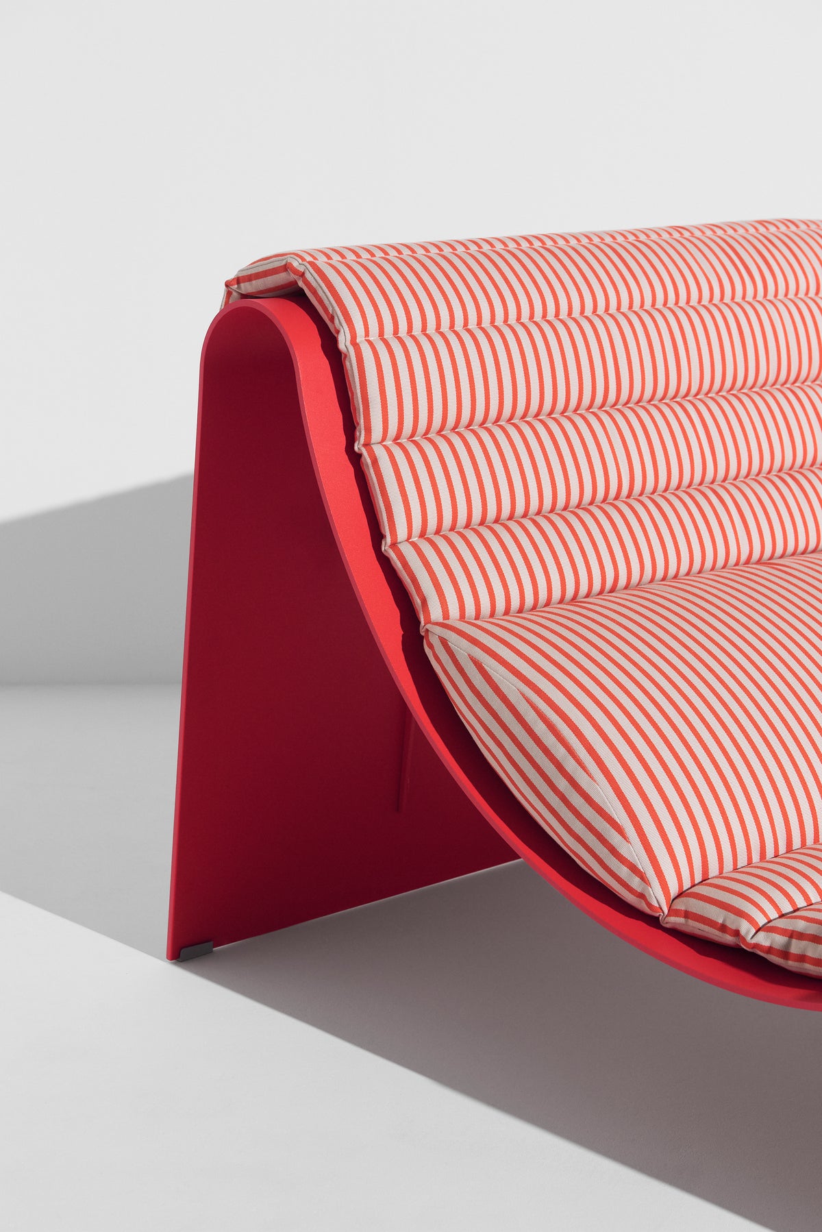 Chaise longue Eclipse de Garnier & Pingree - Petite Friture-structure Rouge, coussin Strange Loves, détail-The Woods Gallery