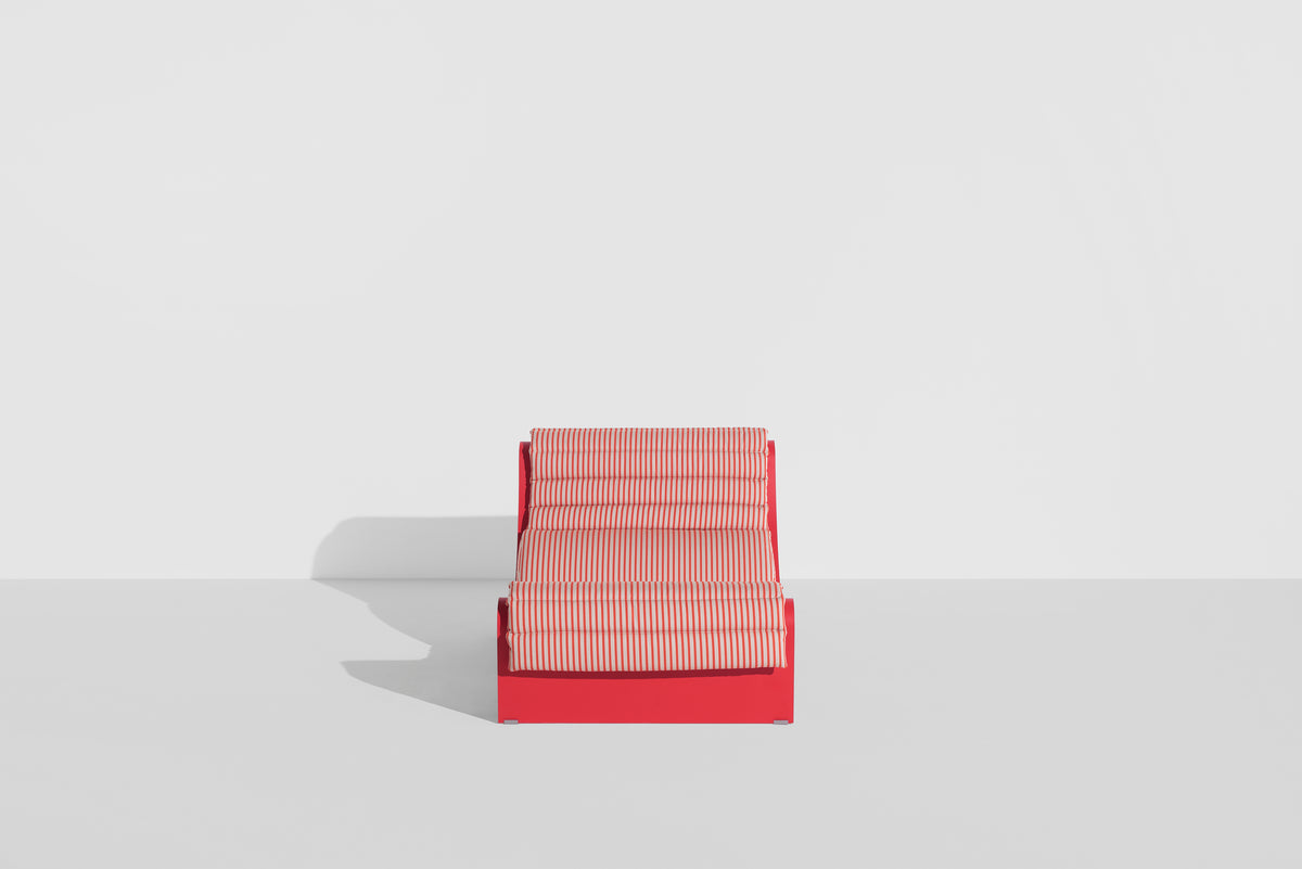 Chaise longue Eclipse de Garnier & Pingree - Petite Friture-structure Rouge, coussin Strange Loves, vue de face-The Woods Gallery