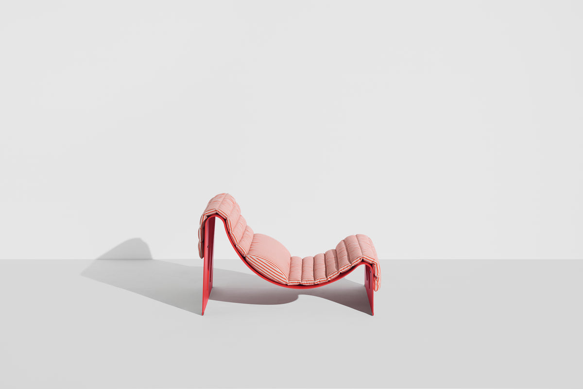 Chaise longue Eclipse de Garnier & Pingree - Petite Friture-structure Rouge, coussin Strange Loves, vue de profil-The Woods Gallery