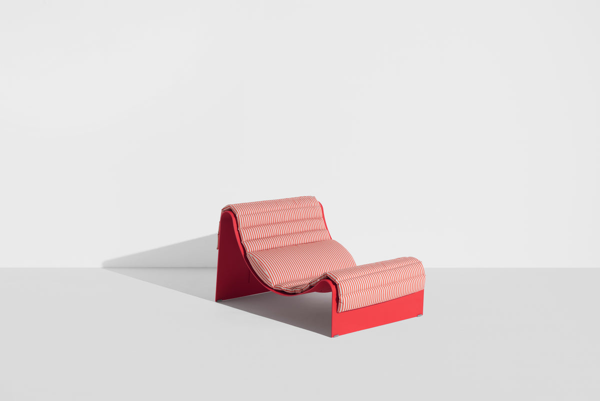 Chaise longue Eclipse de Garnier & Pingree - Petite Friture-structure Rouge, coussin Strange Loves, vue trois quarts-The Woods Gallery