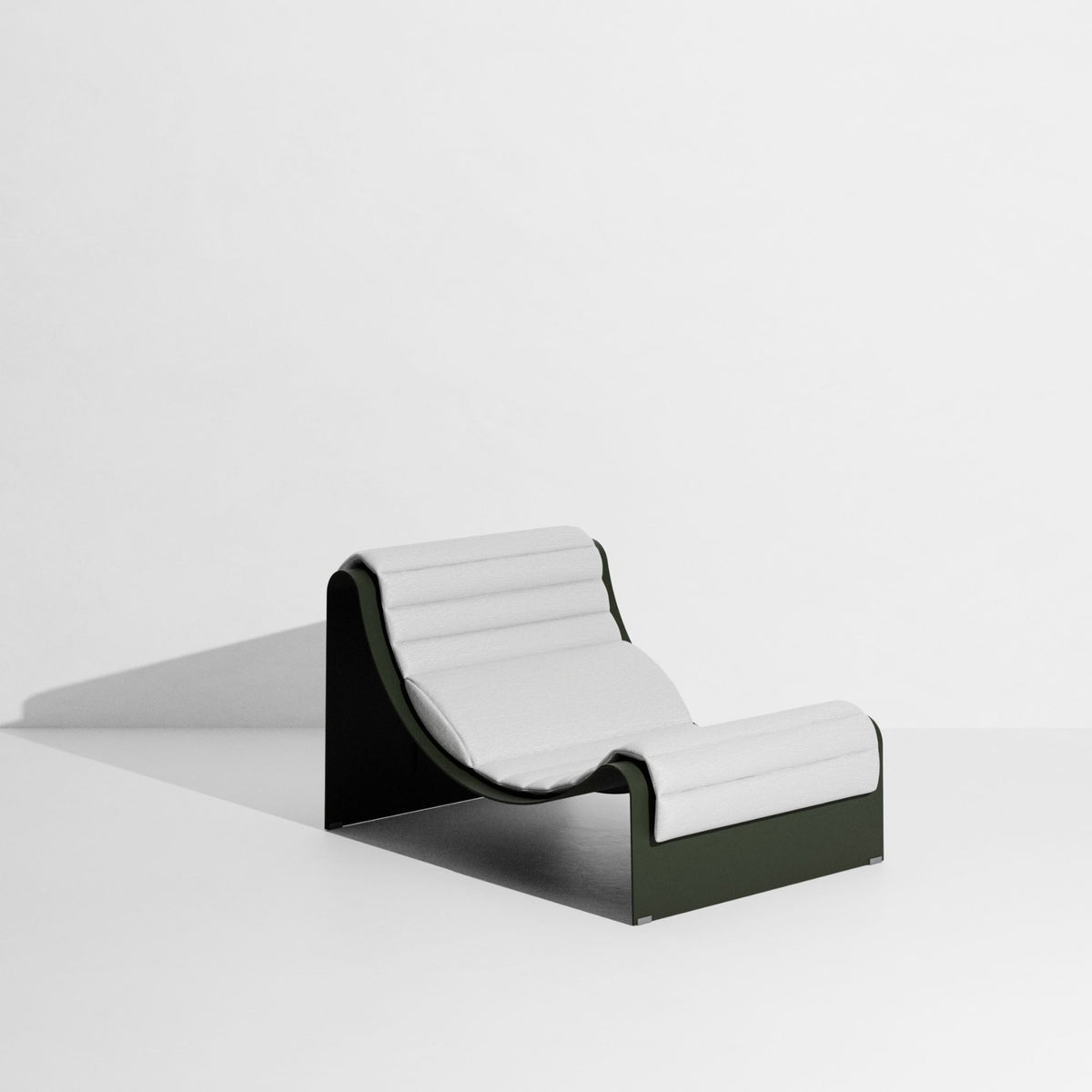 Chaise longue Eclipse de Garnier & Pingree - Petite Friture-structure Vert bouteille, coussin Beda-The Woods Gallery
