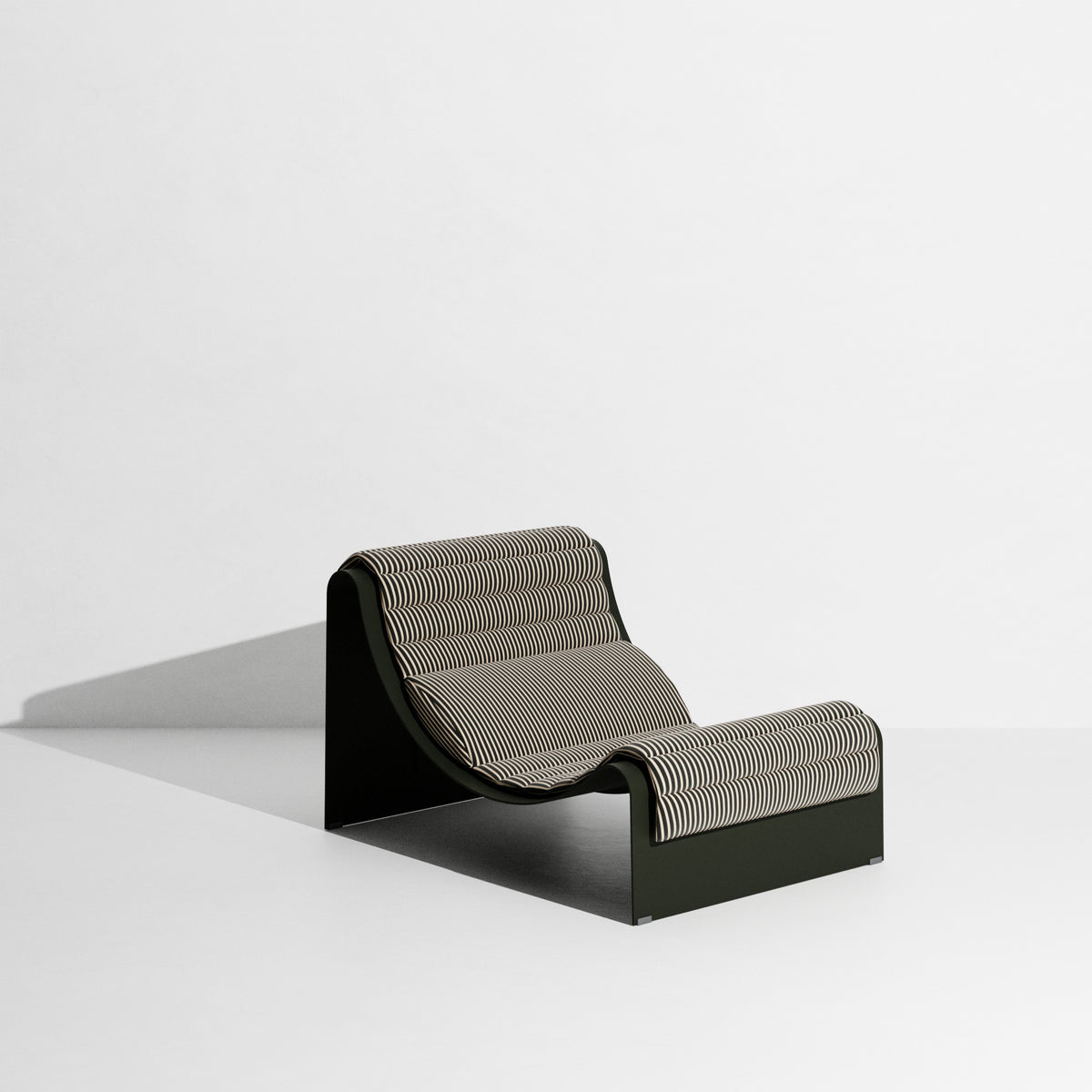 Chaise longue Eclipse de Garnier & Pingree - Petite Friture-structure Vert bouteille, coussin Strange Loves-The Woods Gallery