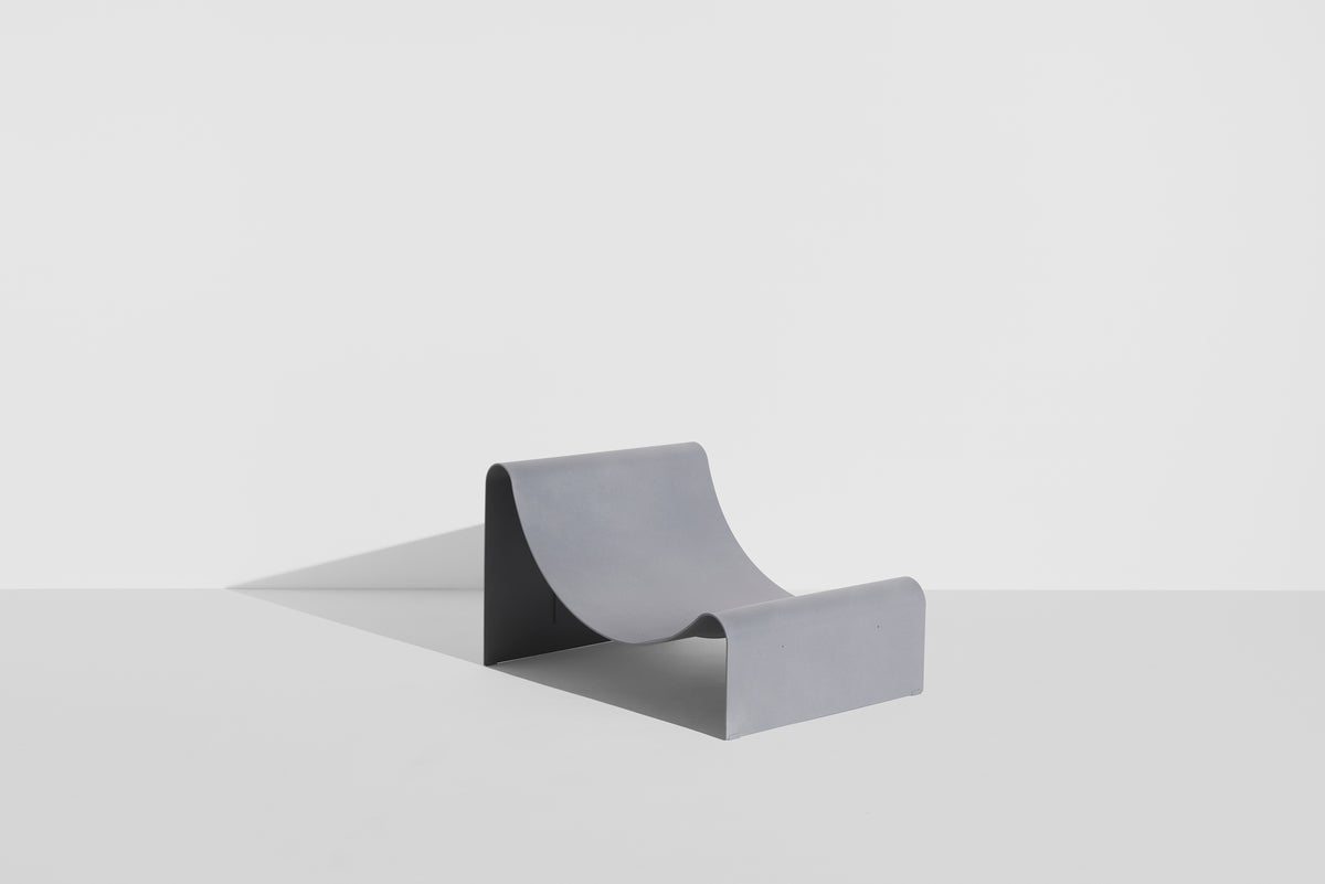Chaise longue Eclipse de Garnier & Pingree - Petite Friture-structure seule Gris pierre, vue trois quarts-The Woods Gallery
