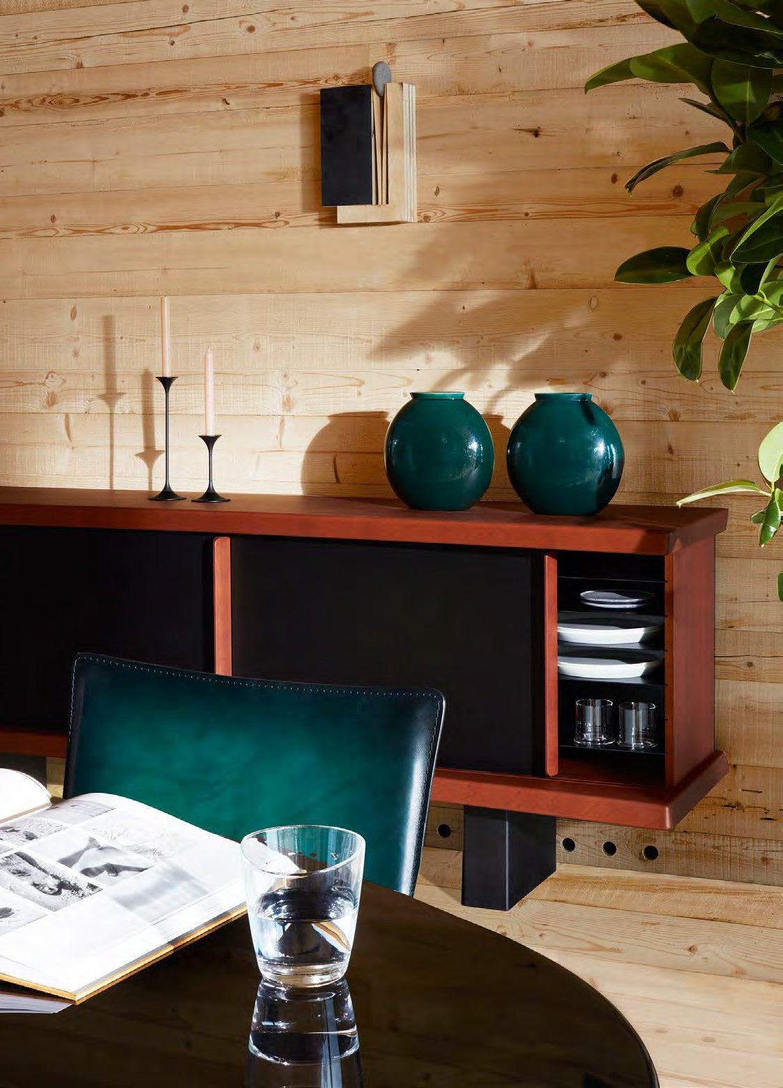 Enfilade 513 Riflesso de Charlotte Perriand - Cassina-ambiance catalogue Cassina 2026 (vue 2)-The Woods Gallery