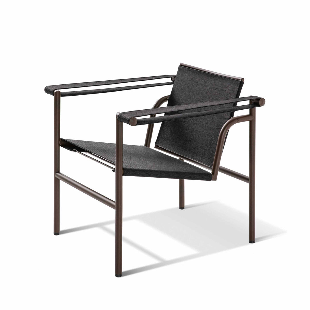 Fauteuil 1 de Le Corbusier, P. Jeanneret, C. Perriand - Cassina-noir, vue trois quarts-The Woods Gallery