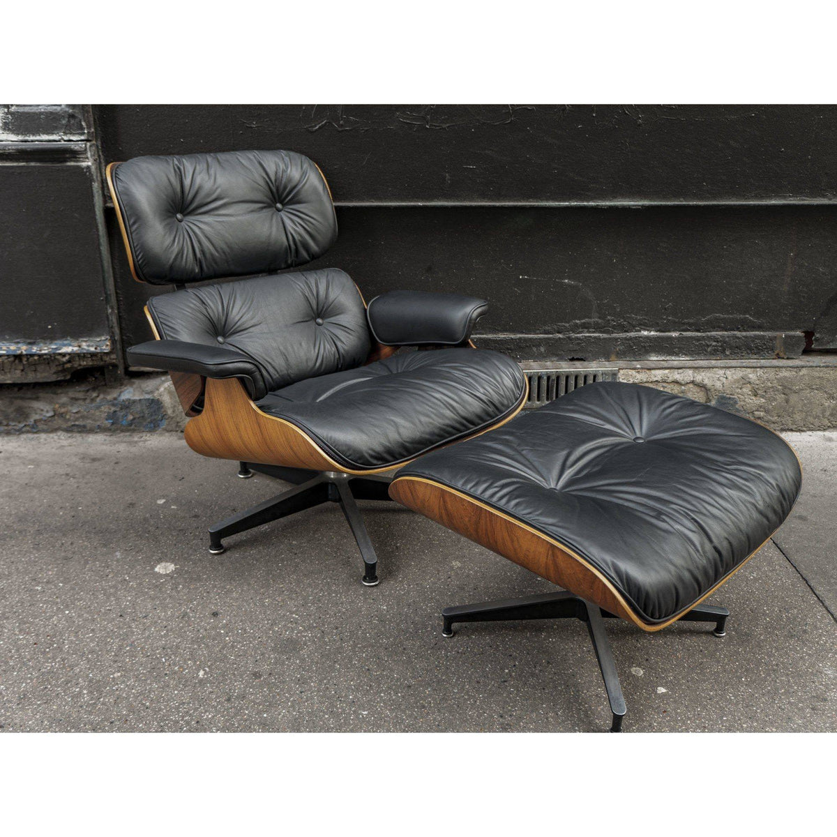 Fauteuil Lounge Chair noir de Charles & Ray Eames - Herman Miller - Vintage-The Woods Gallery