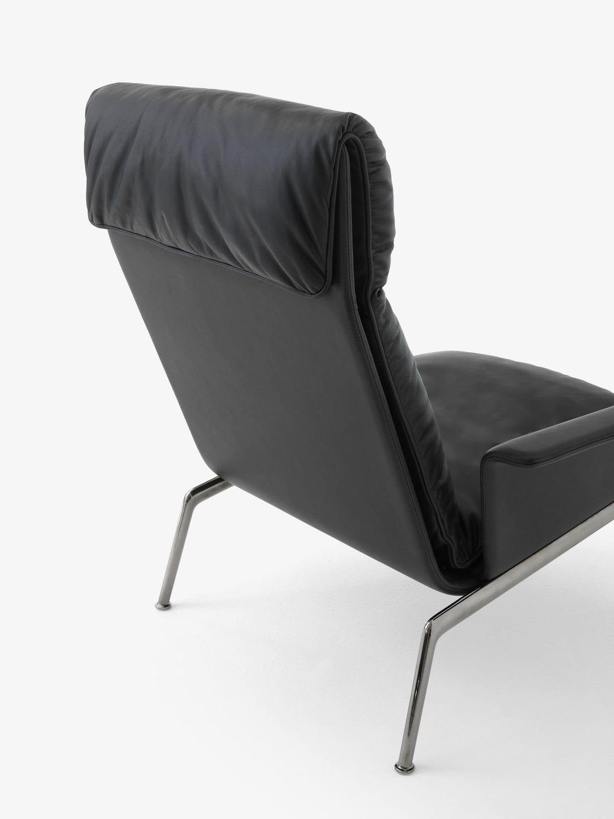 Fauteuil Muno LN17 dossier haut à accoudoirs de Luca Nichetto - &Tradition-Noir chaud-Tissu groupe 1-The Woods Gallery