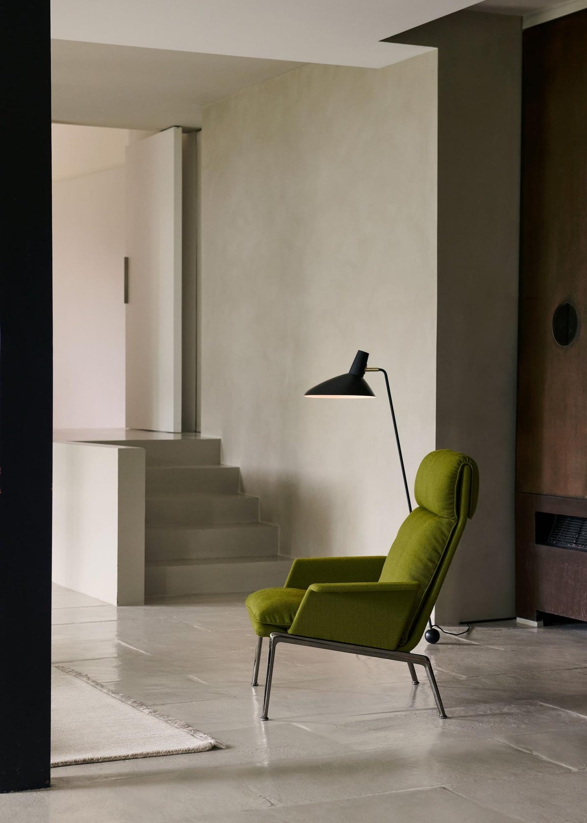 Fauteuil Muno LN17 dossier haut à accoudoirs de Luca Nichetto - &Tradition-Noir chaud-Tissu groupe 1-The Woods Gallery