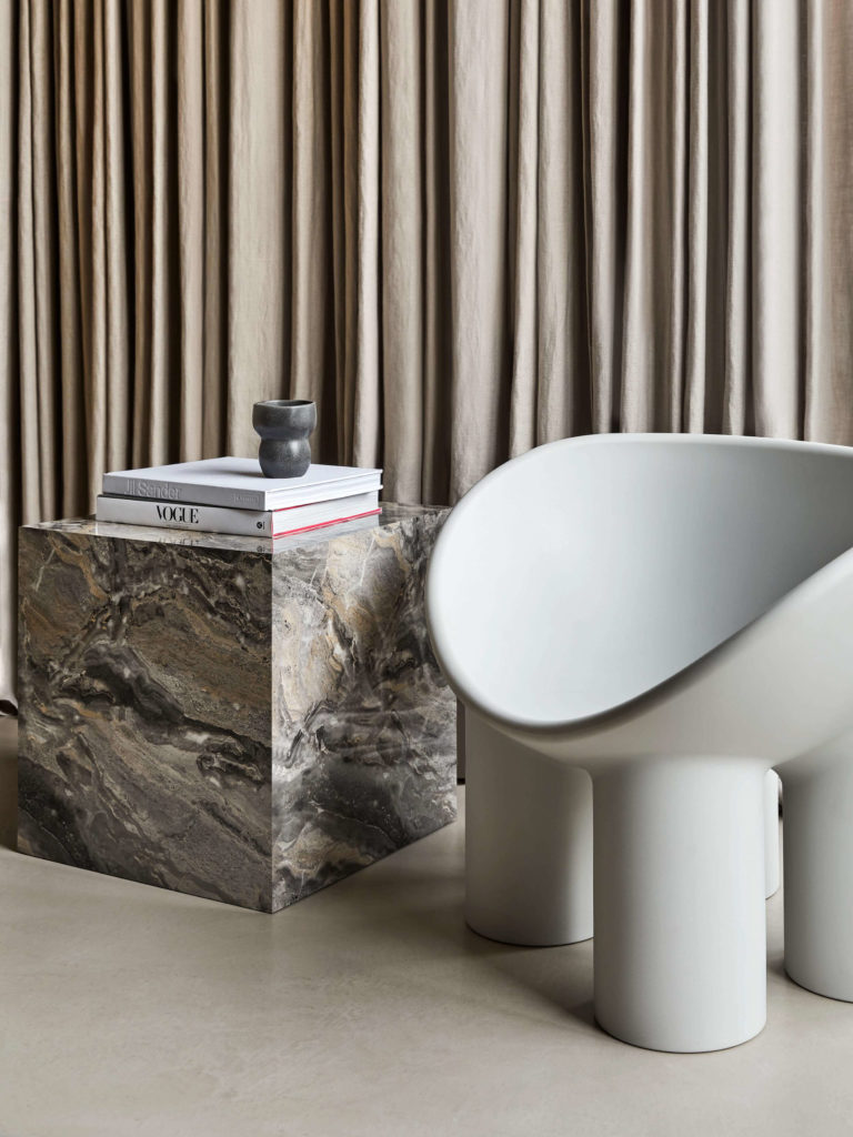 Fauteuil Roly Poly de Faye Toogood - Driade-Rose Flesh-The Woods Gallery