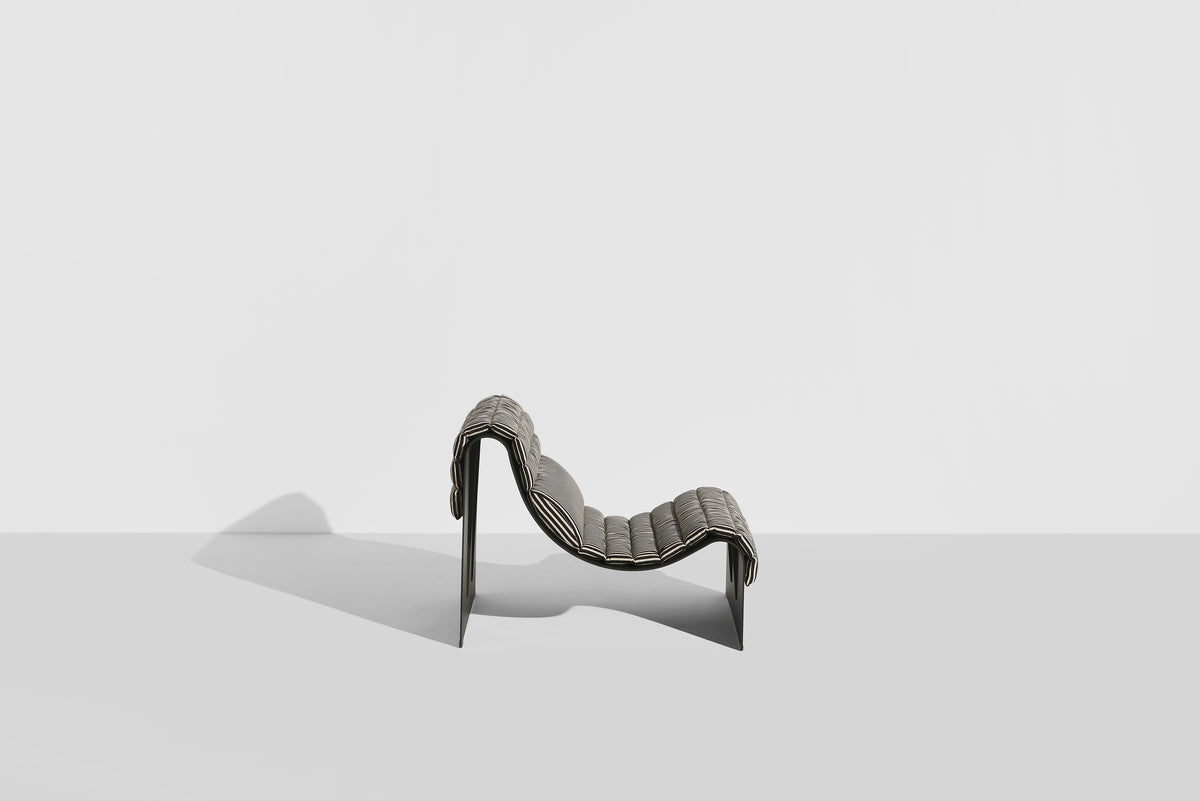 Fauteuil lounge Eclipse de Garnier & Pingree - Petite Friture-structure Vert bouteille, coussin Strange Loves, vue de profil-The Woods Gallery
