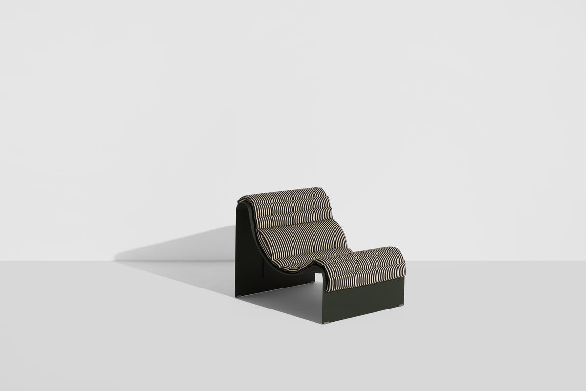 Fauteuil lounge Eclipse de Garnier & Pingree - Petite Friture-structure Vert bouteille, coussin Strange Loves, vue trois quarts-The Woods Gallery