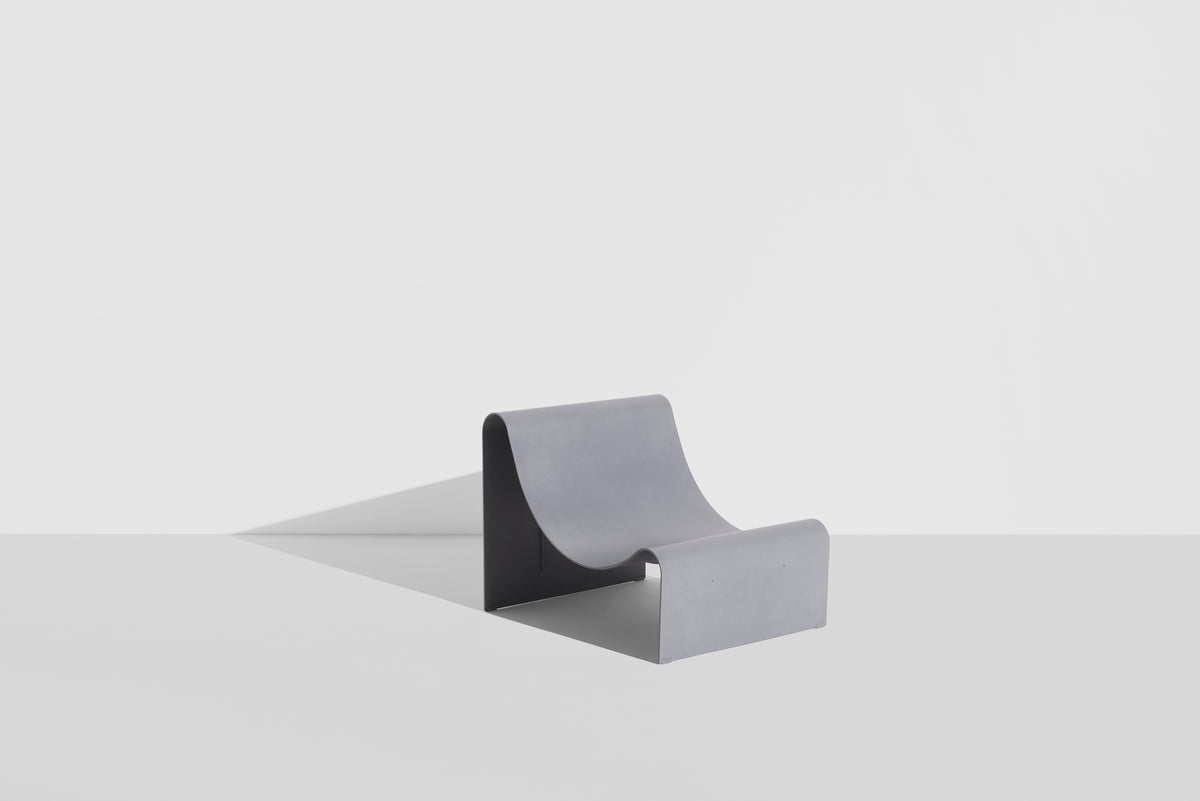 Fauteuil lounge Eclipse de Garnier & Pingree - Petite Friture-structure seule Gris pierre, vue trois quarts-The Woods Gallery