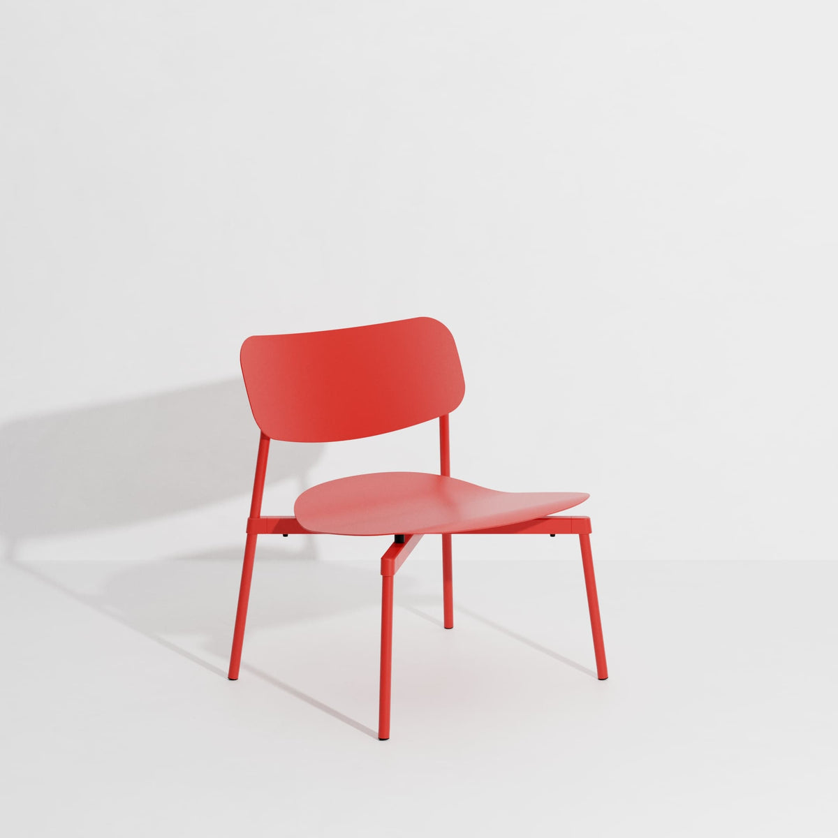 Fauteuil lounge Fromme de Tom Chung - Petite Friture-Rouge-The Woods Gallery
