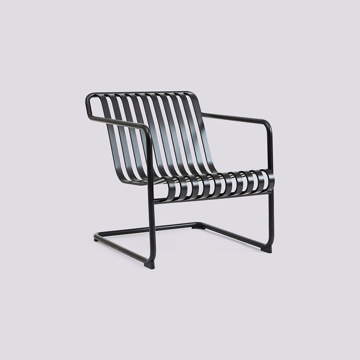 Fauteuil lounge bas Palissade Cantilever de Ronan et Erwan Bouroullec - Hay-Anthracite vue studio-The Woods Gallery