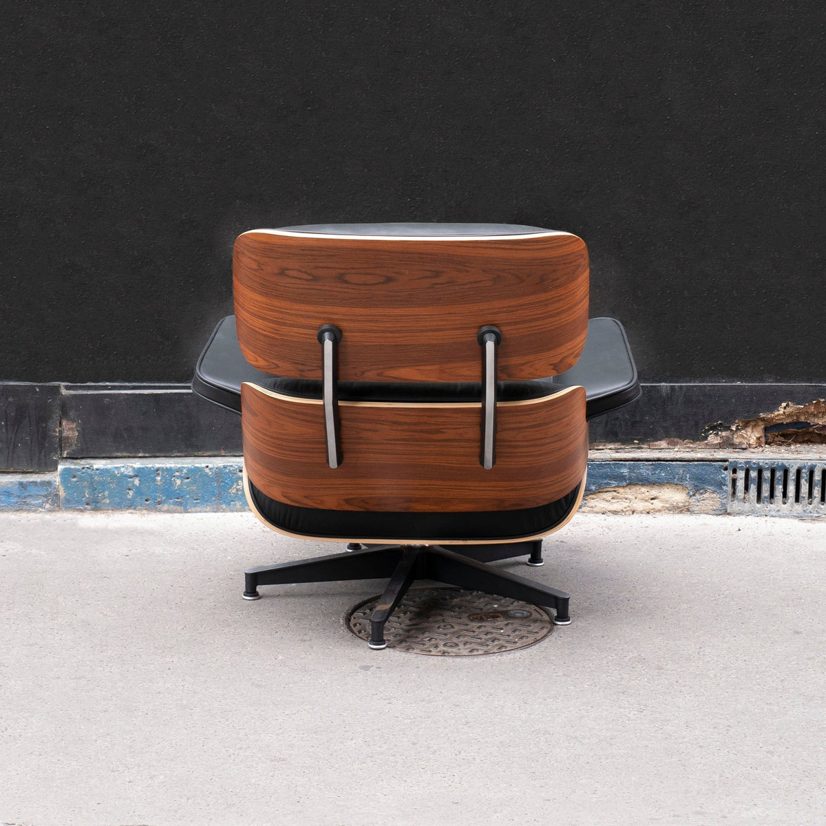 Fauteuil Lounge Chair de Charles & Ray Eames 2019 - Herman Miller-vue de dos du fauteuil-The Woods Gallery