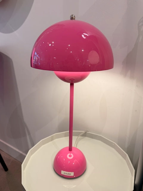 Lampe de table Flowerpot VP3 rose acidulé de Verner Panton - &Tradition - modèle d&