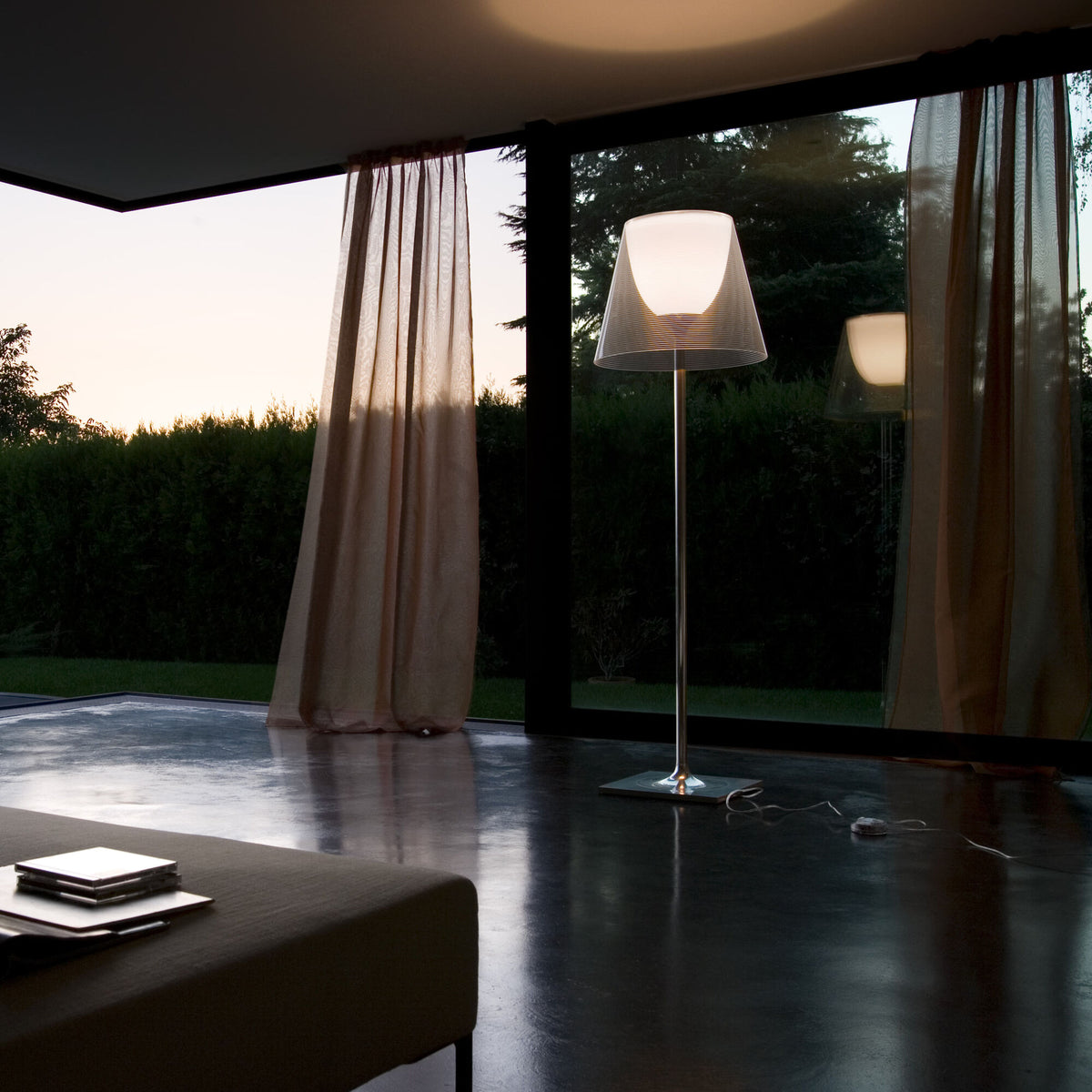 Lampadaire KTribe F3 de Philippe Starck - Flos-Transparent-Sans ampoule-The Woods Gallery